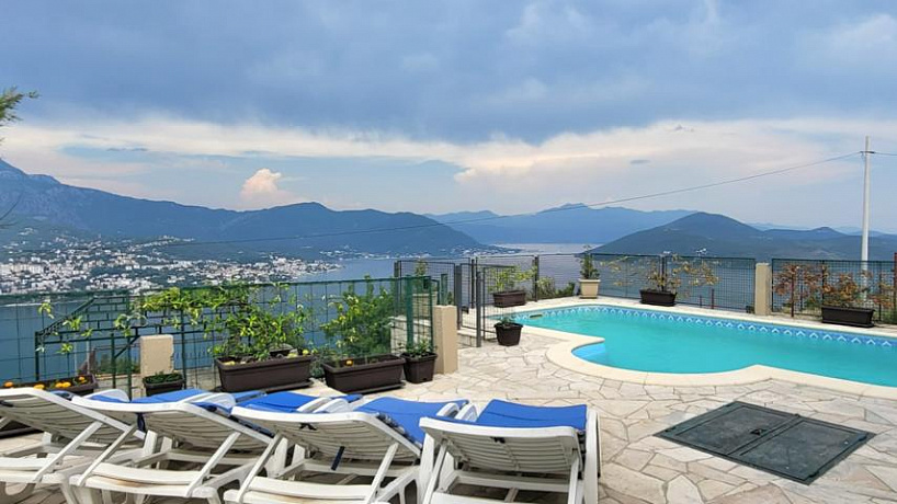 Havuzlu ve panoramik körfez manzaralı muhteşem villa